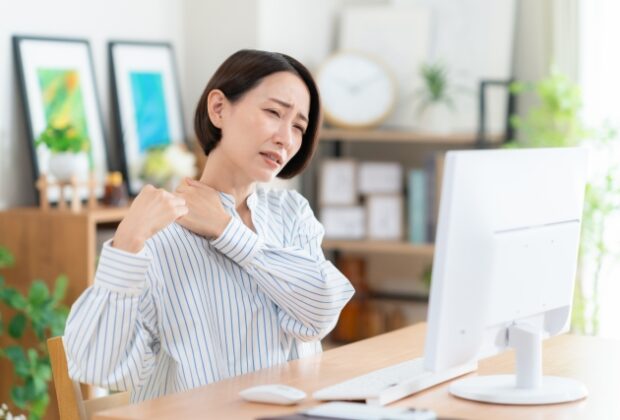 パソコンによる肩凝りのイメージ画像