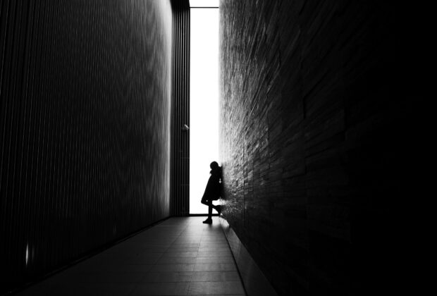 いまどきの靴の光と影のイメージ画像