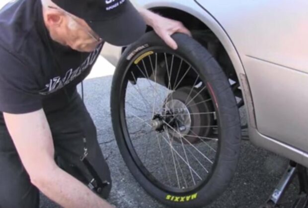 自転車のタイヤで車を走らせる？のイメージ画像