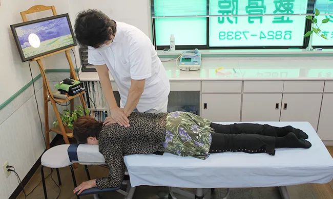 背中の施術