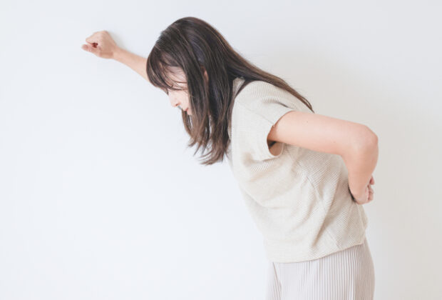 左の背中の痛み（右とは発症起点が異なります。）のイメージ画像